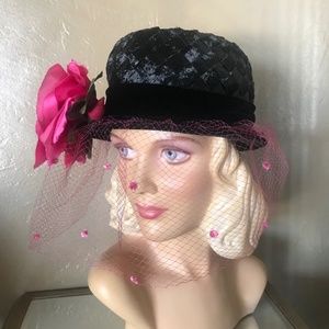 ELEGANT VINTAGE BLACK STRAW HAT WITH FUCHSIA FLOWER AND DOTTED VEIL